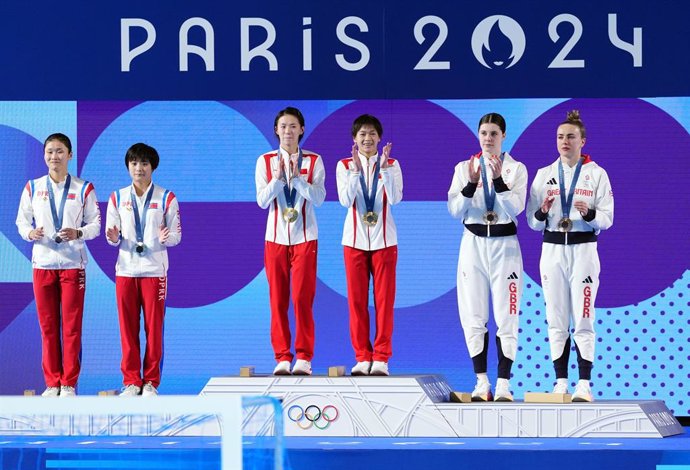 31 July 2024, France, Paris: China's Gold Medalists Chen Yuxi and Quan Hongchan (C), North Korea's Silver Medalists Jo Jin Mi and Kim Mi Rae (L) and Bronze Medalists Andrea Spendolini-Sirieix and Lois Toulson of Team Great Britain (R) pose following the D