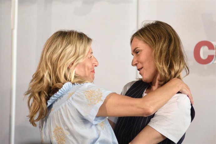 Archivo - La vicepresidenta del Gobierno, Yolanda Díaz (i), y la líder de los comuns y candidata a las elecciones catalanas, Jéssica Albiach (d), durante un mitin de los Comuns, en el Palau de Congressos, a 5 de mayo de 2024, en Tarragona, Catalunya (Espa