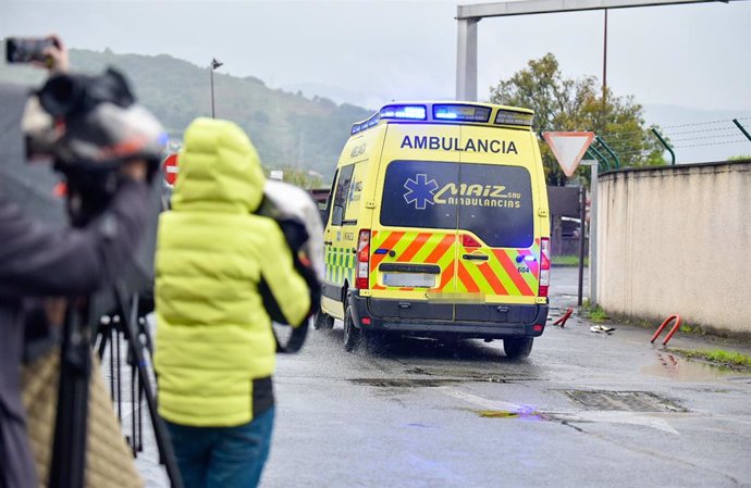 Archivo - Una ambulancia recoge a la bilbaína herida en los atentados de Afganistán, en el Aeropuerto de Loiu, a 22 de mayo de 2024, en Bilbao