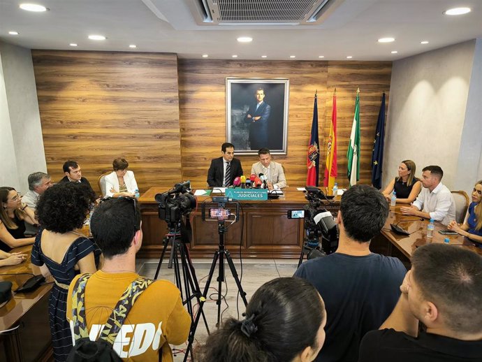 El consejero de Justicia, Administración Local y Función Pública, José Antonio Nieto (i), firma con el alcalde de Torrox, Óscar Medina (d), un convenio para construir la nueva sede judicial de la localidad. en Torrox, Málaga (Andalucía, España).