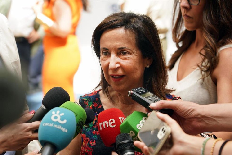 La ministra de defensa Margarita Robles preside atiende a los medios de comunicación antes de la clausura del curso de verano, a 19 de julio de 2024, en Málaga, Andalucía (España).