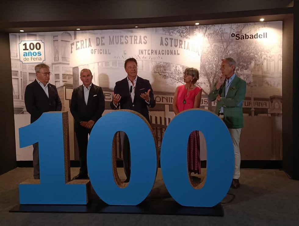 El director general del banco Sabadell Herrero, Pablo Junceda --segundo por la izquierda--, presenta la exposición '100 años de Feria', en el pabellón de la entidad en el recinto ferial gijonés 'Luis Adaro', dedicada al centenario de la Fidma (Gijón).