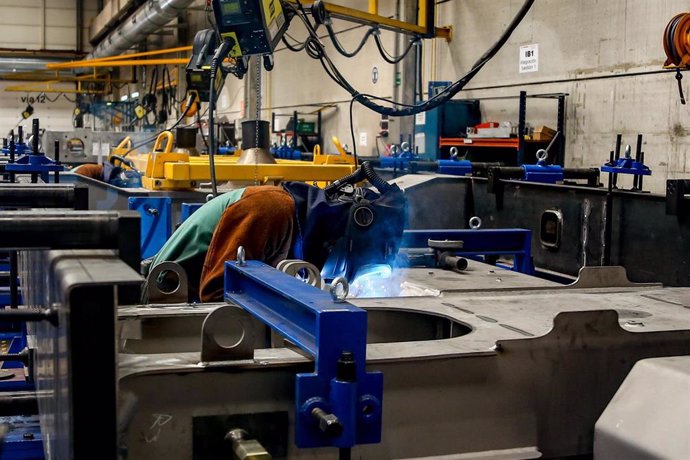 Archivo - Un trabajador en la Factoría de Talgo, en Las Rozas