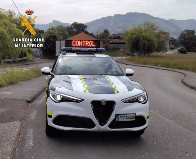 Archivo - Coche de la Guardia Civil de Tráfico.