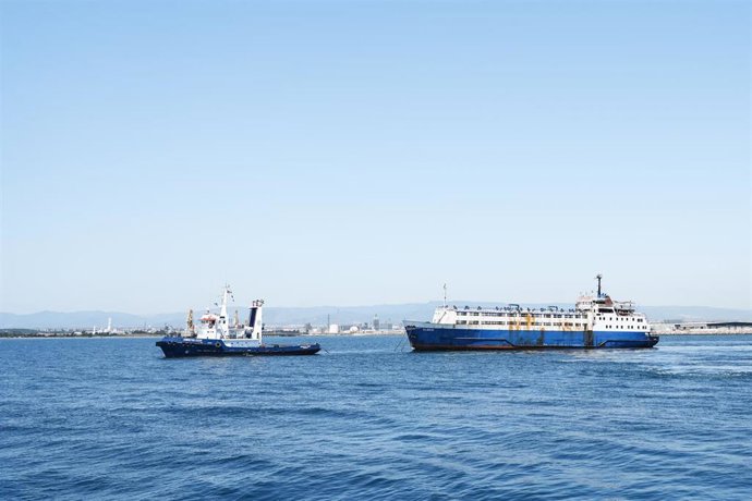 El buque Elbeik saliendo del Port de Tarragona.