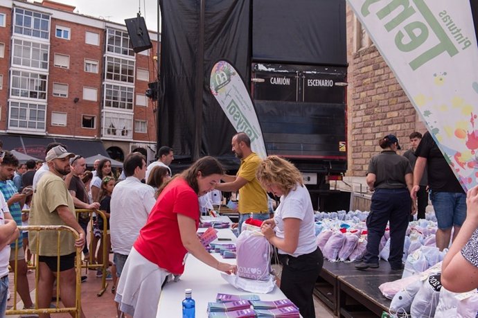 Entrega de camisetas a las peñas