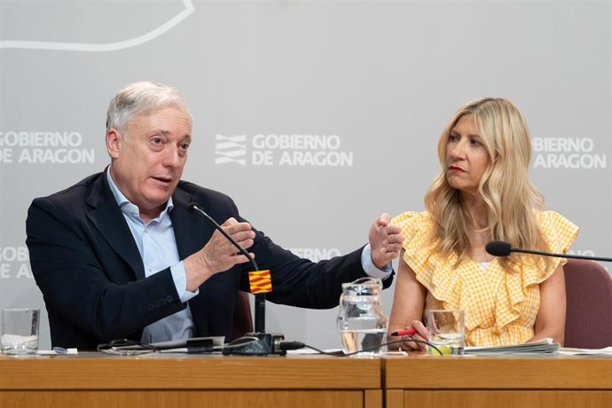 La vicepresidenta primera del Gobierno de Aragón, Mar Vaquero, y el consejero de Fomento, Vivienda, Logística y Cohesión Territorial, Octavio López.