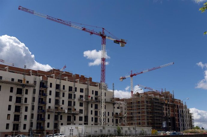 Archivo - Obras en bloques de viviendas en Madrid (España).