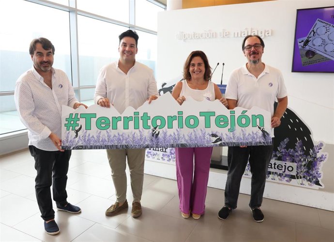 La diputada provincial de Desarrollo Tecnológico, Sagrario Molina, junto al alcalde de Alfarnatejo, Daniel Benítez, y Antonio Márquez y Rafael Navarrete, responsables de la empresa de marketing Kapikúa