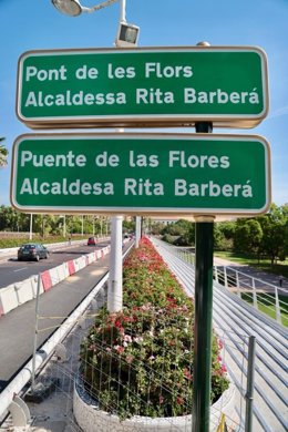 Archivo - Imagen del Puente de las Flores de València con la denominación 'Alcaldesa Rita Barberá'.