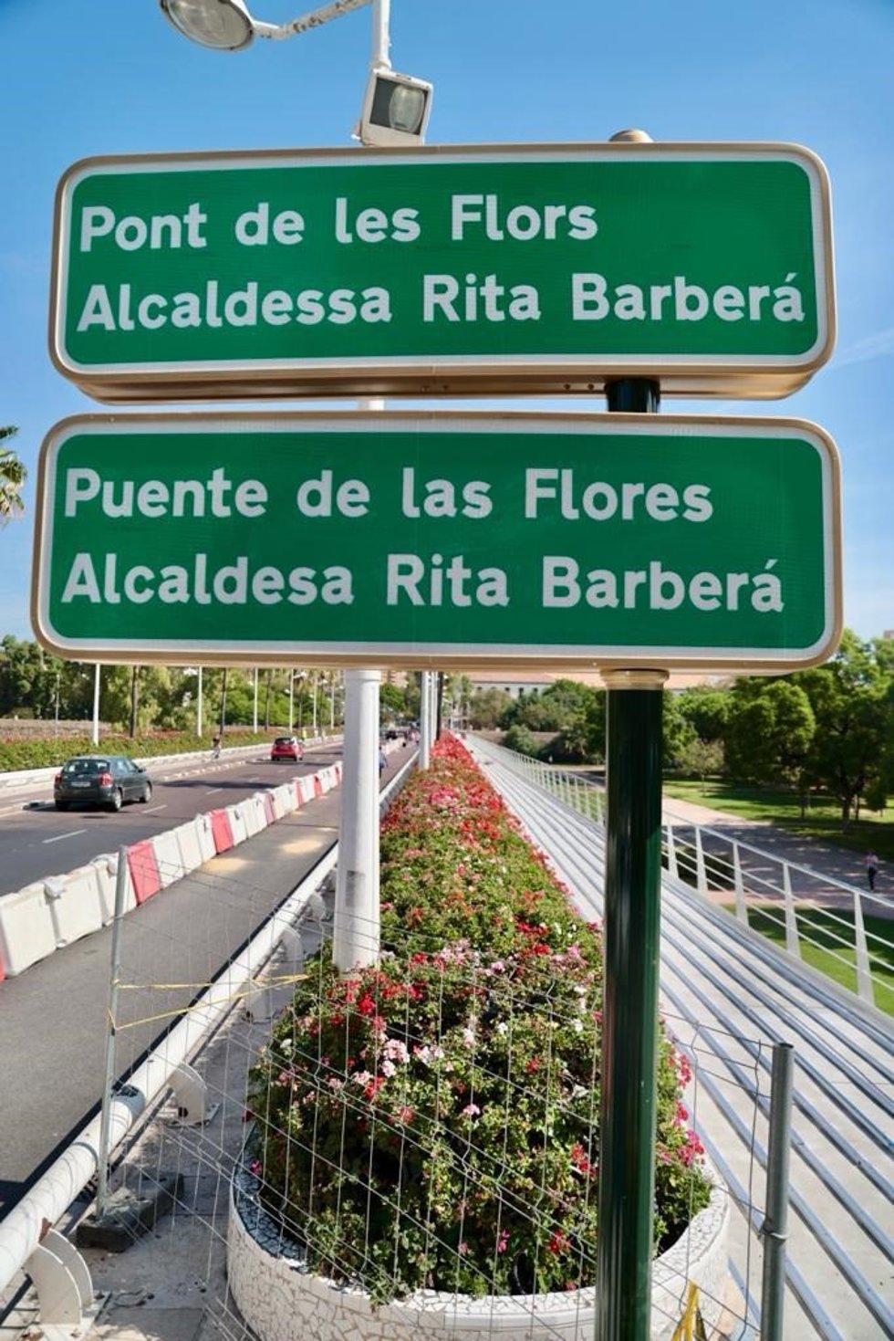 Archivo - Imagen del Puente de las Flores de Valncia con la denominación 'Alcaldesa Rita Barberá'.