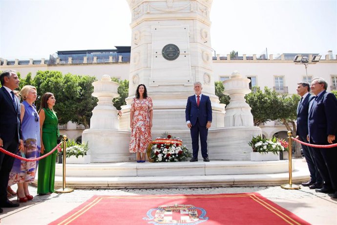 La alcaldesa de Almería, María del Mar Vázquez, y el ministro de Política Territorial, Ángel Víctor Torres, descubren la placa en 'El Pingurucho' que declara Lugar de la Memoria el monumento que homenajea a los 'Mártires por la libertad', Los Coloraos.