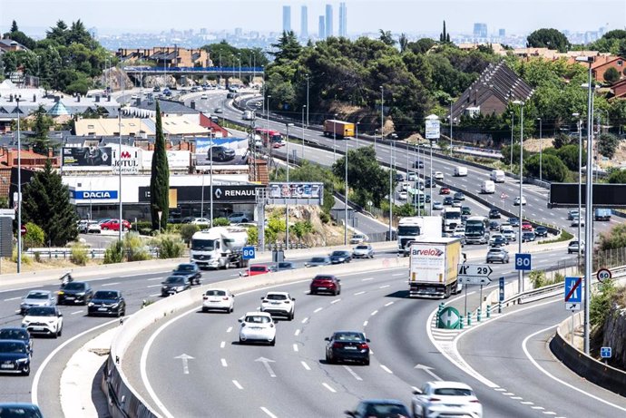 Atascos en la autovía A-6, a la altura de Galapagar, a 12 de julio de 2024, en Madrid (España). Hoy comienza la segunda operación salida del verano para la segunda quincena de julio. La Dirección General de Tráfico (DGT) ya informó el pasado 27 de junio d