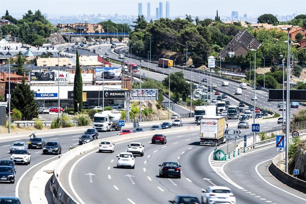 Atascos en la autovía A-6, a la altura de Galapagar, a 12 de julio de 2024, en Madrid (España). Hoy comienza la segunda operación salida del verano para la segunda quincena de julio. La Dirección General de Tráfico (DGT) ya informó el pasado 27 de junio