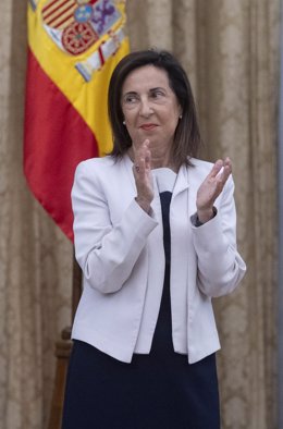 La ministra de Defensa, Margarita Robles, aplaude durante la toma de posesión de Braco Carbó como nuevo jefe de Estado Mayor del Ejército del Aire y del Espacio, en el Cuartel General del Aire y del Espacio, a 25 de julio de 2024, en Madrid (España).