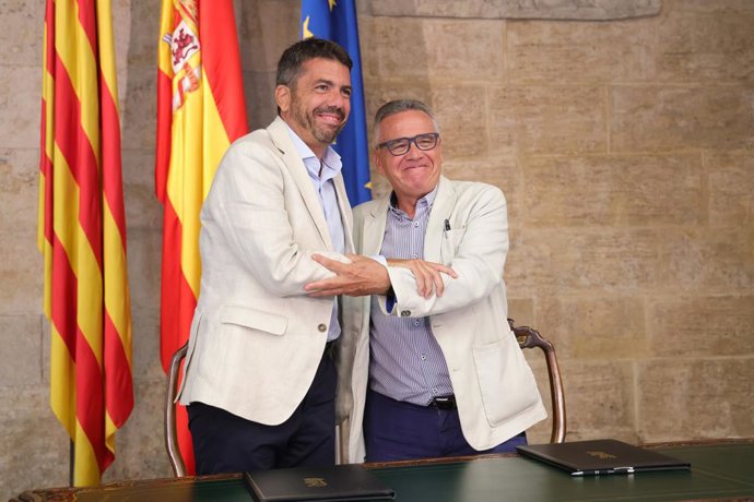 (I - D) El 'President' De La Generalitat, Carlos Mazón, Y El Presidente De La Corporació Valenciana De Mitjans De Comunicació (CVMC), Miguel Fracés, Tras La Firma Del Acuerdo.