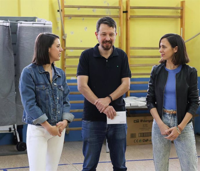 Archivo - (I-D) La candidata de Podemos a las elecciones europeas, Irene Montero, el exlíder de Podemos, Pablo Iglesias, y la secretaria general de Podemos, Ione Belarra, ejercen su derecho a voto en el colegio público La Navata, a 9 de junio de 2024, en 