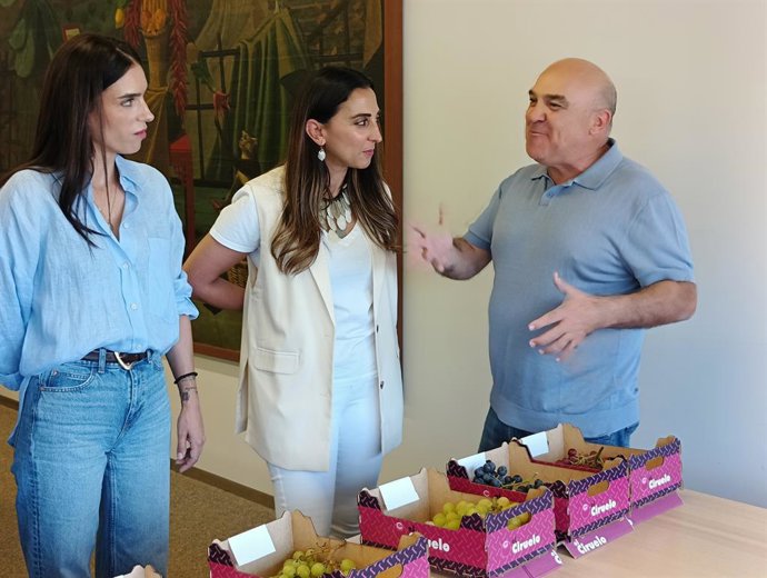 La consejera Sara Rubira junto a la alcaldesa de Alhama de Murcia, María Cánovas, y José Velasco, CEO del Grupo El Ciruelo