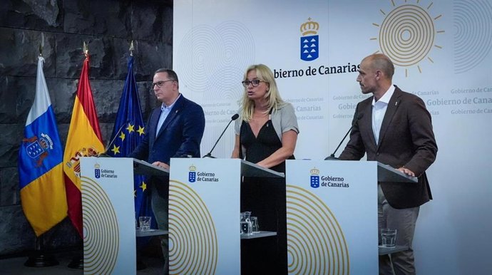 La consejera de Sanidad, Esther Monzón, y el consejero de Educación, Poli Suárez, comparecen en la rueda de prensa posterior al Consejo de Gobierno