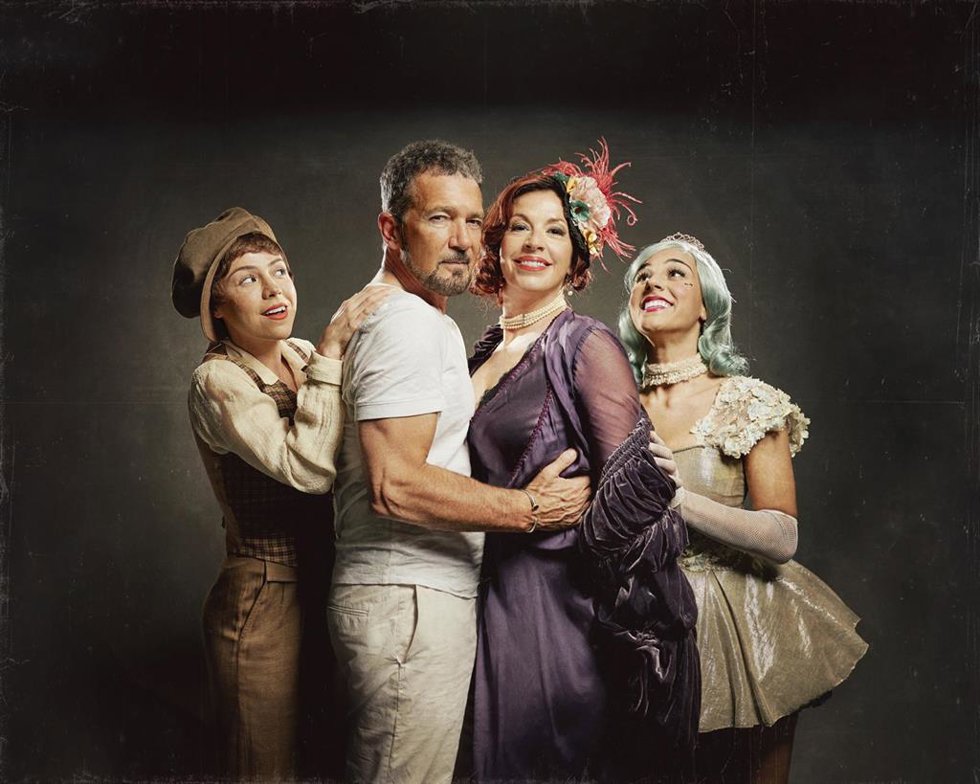 Antonio Banderas y las actrices Marta Ribera, Lydia Fairén y Laia Prats
