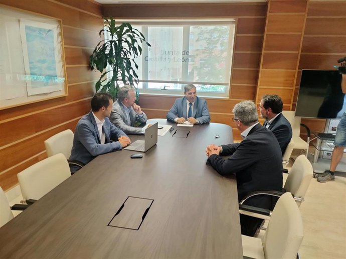 El consejero Sanz Merino, con responsables de las empresas.