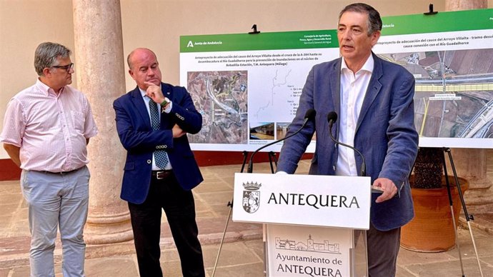 El secretario general de Agua, Ramiro Angulo; y el alcalde de Antequera, Manolo Barón, presentan el anteproyecto de adecuación del cauce del arroyo Villalta.