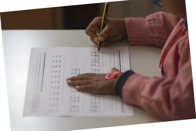 Archivo - Un niño escribiendo en imagen de archivo. 