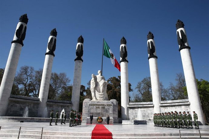 Archivo - El presidente del Gobierno, Pedro Sánchez, participa en la Ofrenda Floral en el Monumento a los Niños Héroes en México.   