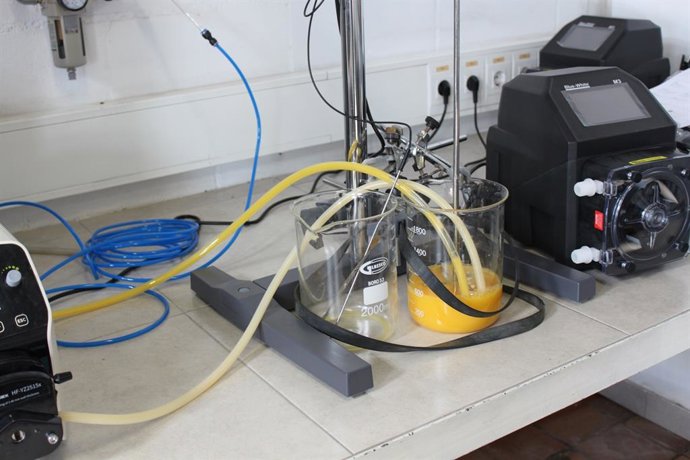 Una de las pruebas de laboratorio efectuadas con zumo de naranja, en el proyecto del prototipo basado en ultrasonidos para mejorar el procesado de líquidos alimentarios