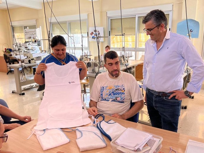 El delegado de Empleo, José Javier Martín Cañizares, visita el Centro Especial de Empleo de la Fundación Purísima Concepción en Granada.