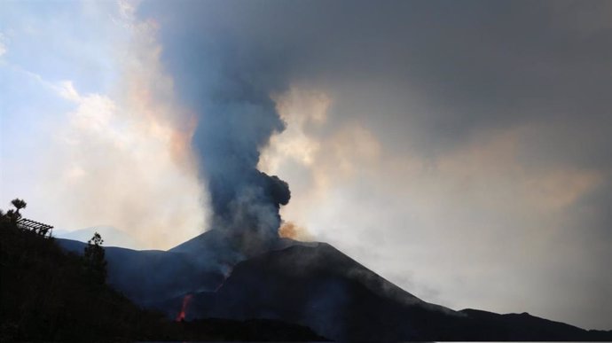 Archivo - Imagen del volcán de La Palma cuando se cumplen 24 días de la erupción