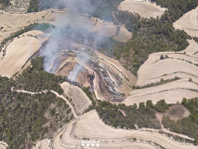 Una setentena de dotacions dels Bombers treballen en un incendi a Ciutadilla (Lleida)