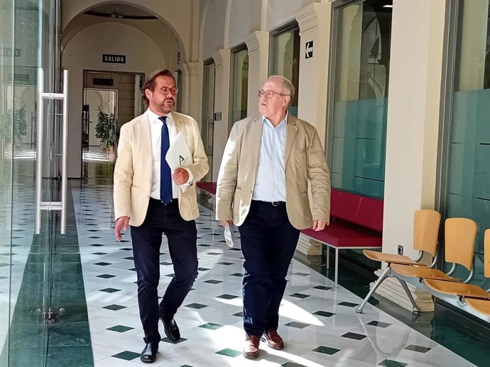 El delegado del Gobierno andaluz en Granada, Antonio Granados, y el delegado de Fomento, Ordenación del Territorio y Vivienda, Antonio Ayllón.
