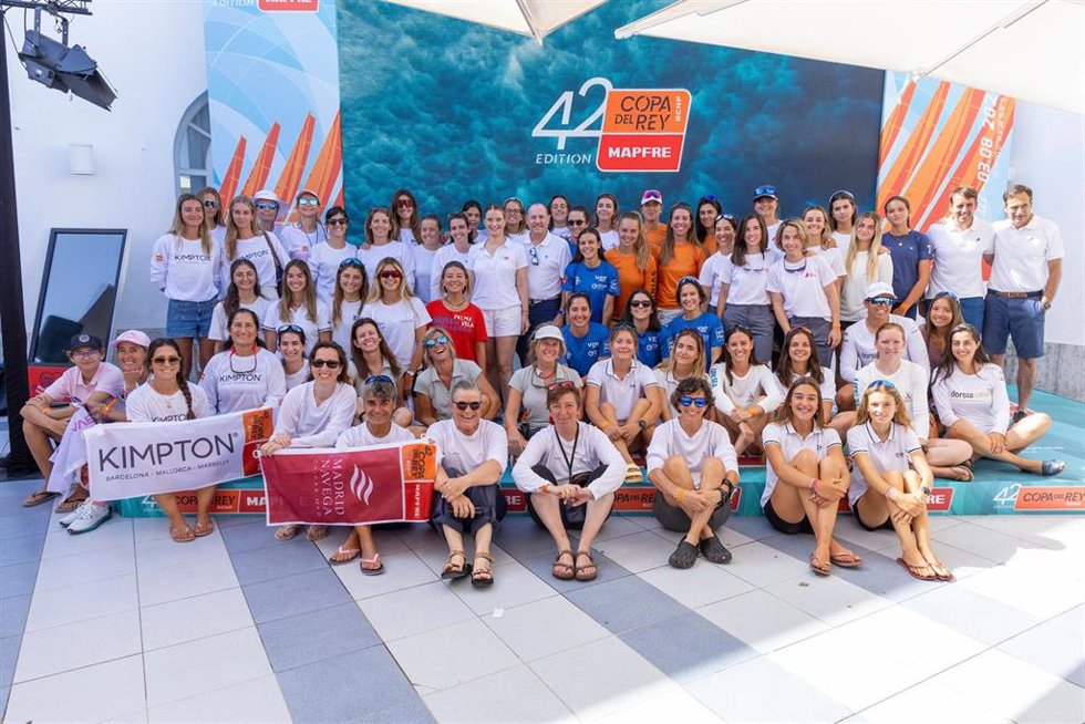 La presidenta del Govern balear, Marga Prohens, y el presidente del RCNP, Rafael Gil, con las participantes de la clase Women's Cup