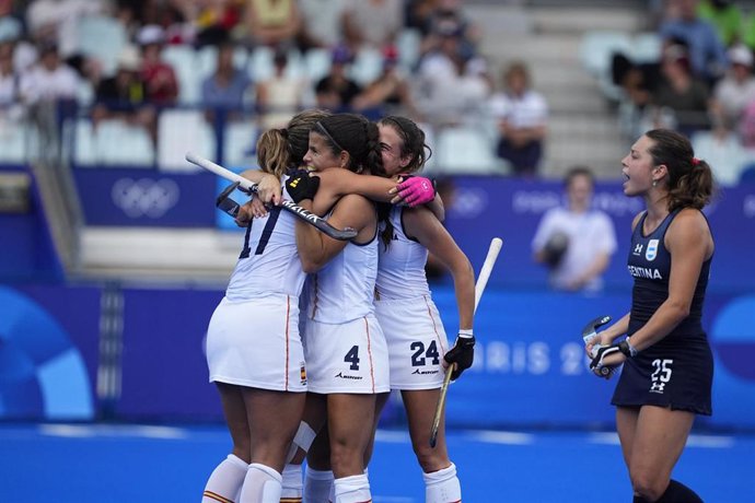 La selección española femenina de hockey hierba celebra el gol ante Argentina en Paris 2024