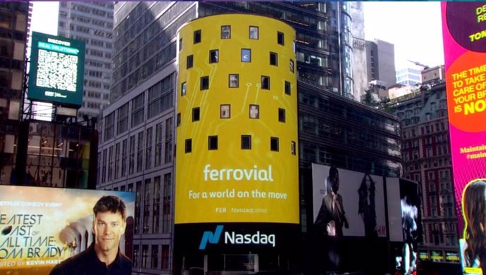 Archivo - Un cartel en Wall Street anuncia el inicio de la cotización de Ferrovial en el Nasdaq