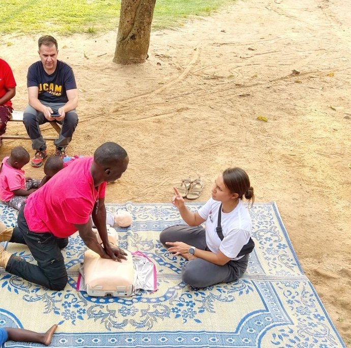 Miembros del equipo de la expedición humanitaria enseñan técnicas de RCP a los habitantes de la zona de Kikaya