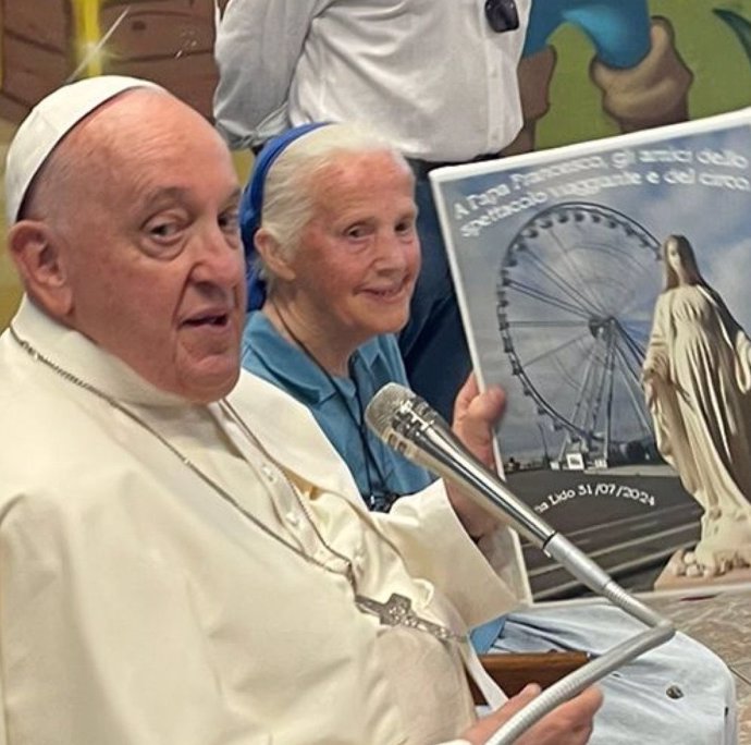 El Papa visita por sorpresa una comunidad de feriantes y artistas de circo del Luna Park de Ostia Lido, a las afueras de Roma, donde también reside la monja argentina Geneviève Jeanningros, hermanita de Jesús
