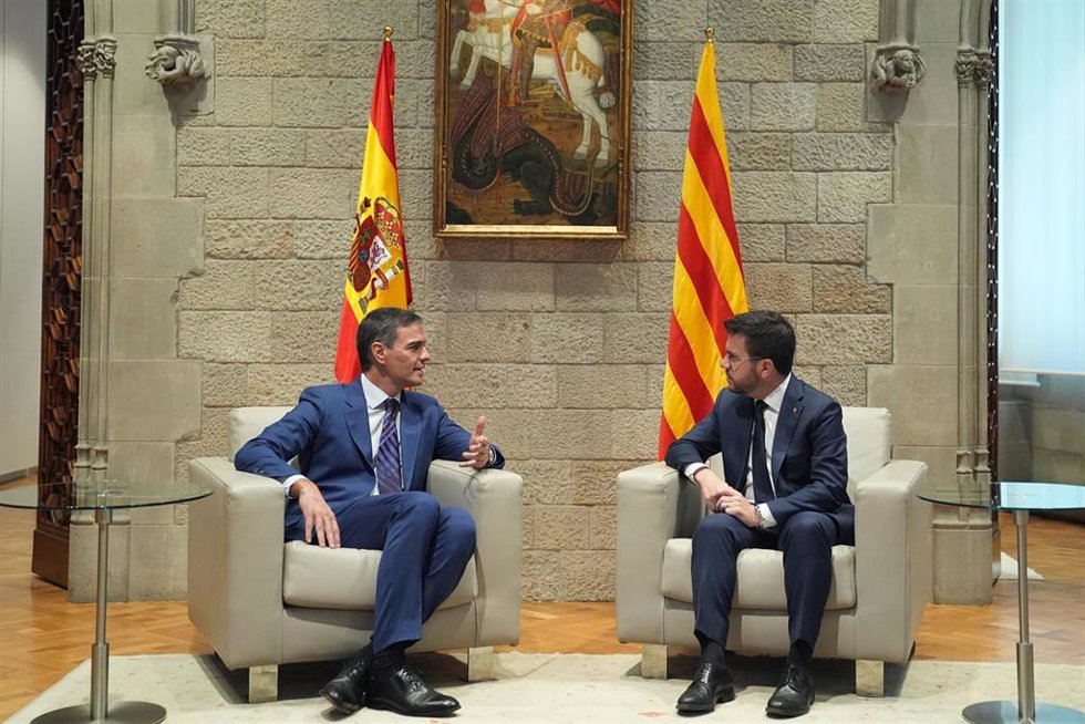 El presidente del Gobierno, Pedro Sánchez (i), y el presidente de la Generalitat en funciones, Pere Aragons (d), durante una reunión en el Palau de la Generalitat, a 24 de julio de 2024, en Barcelona, Catalunya (España). Sánchez y Pere Aragons se reún