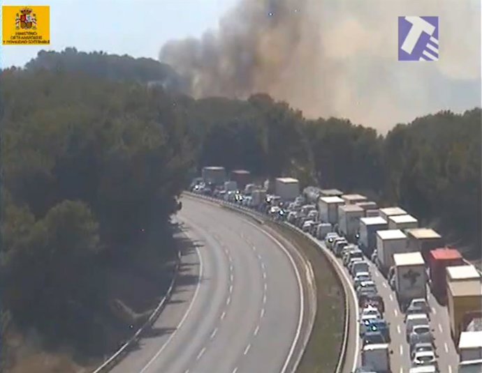 Abierta la AP-7 en Subirats (Barcelona) con colas de 14 kilómetros tras el incendio de un coche
