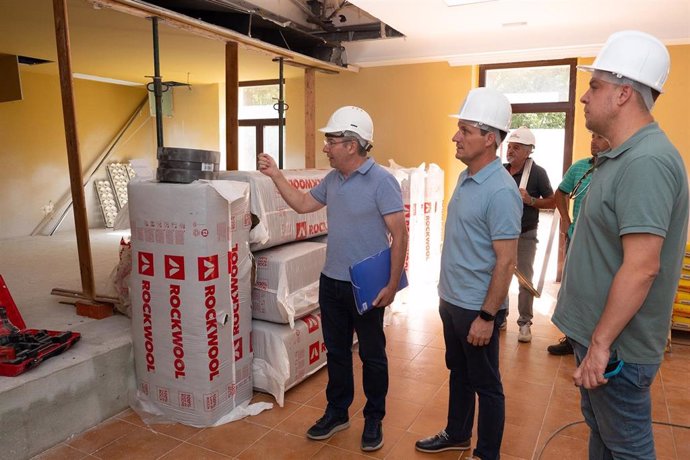 El diputado de Fomento, Movilidad y Agenda Provincial, Fernando García Nicolás, visita las obras en la Hospedería La Serrana de Piornal.