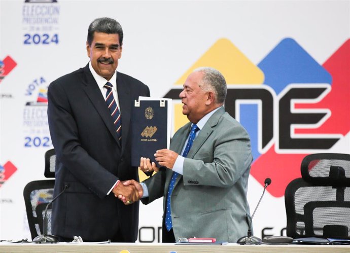 El presidente de Venezuela, Nicolás Maduro, con el presidente del Consejo Nacional Electoral (CNE), Elvis Amoroso