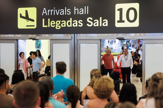 Varios viajeros en la terminal 4 del Aeropuerto Adolfo Suárez Madrid-Barajas, a 24 de julio de 2024, en Madrid (España). 