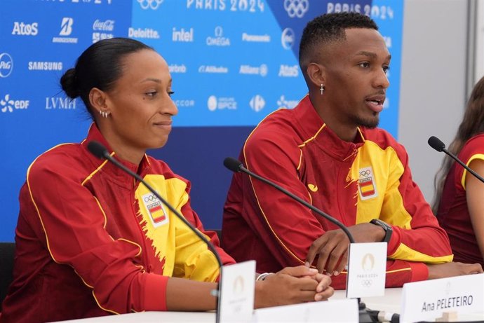 Los atletas españoles de triple salto Ana Peleteiro y Jordan Díaz en rueda de prensa en el área internacional de la Villa Olímpica de los Juegos de Paris 2024.