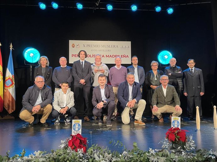 Ganadores de la anterior edición del premio Muslera de bolos con el alcalde de Astillero, Javier Fernández Soberón