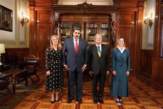 Archivo - El nuevo presidente de México, Andrés Manuel López Obrador (AMLO), invitó a su homólogo venezolano, Nicolás Maduro, a su acto de toma de posesión realizado el sábado pasado.