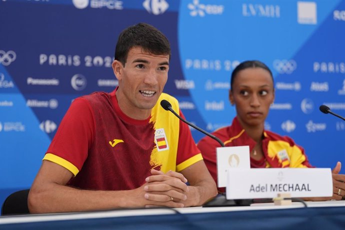 El atleta español Adel Mechaal en rueda de prensa en la Villa Olímpica de París antes de participar en los Juegos Olímpicos de 2024.