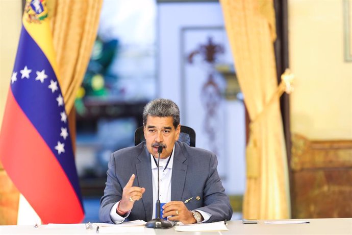 HANDOUT - 30 July 2024, Venezuela, ---: A photo provided by the Venezuelan Presidential Office shows Nicolas Maduro, President of Venezuela, speaks in a meeting with members of the government and armed forces. Photo: Marcelo Garcia/Prensa Miraflores/dpa -