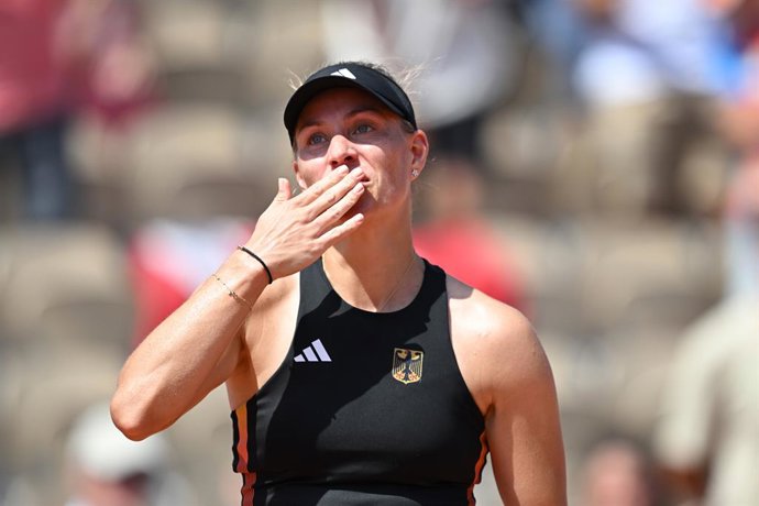 30 July 2024, France, Paris: German tennis player Angelique Kerber celebrates after defeating Canada's Leylah Fernandez during their women's singles Round of 16 tennis match of the Paris 2024 Olympic Games. Photo: Sven Hoppe/dpa