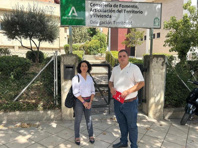 Los parlamentarios del PSOE Víctor Torres y Mercedes Gámez